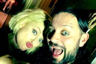 Ruda a&nbsp;Miluška zpívají: Kluci, zabroukejte Američanům pá pá!