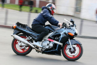 ANKETA: Motorkáři by v&nbsp;koloně mohli předjíždět auta zprava! Jste pro?