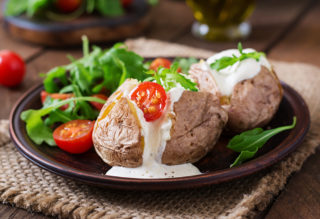RECEPT FREKVENCE 1: Pečené rané brambory a&nbsp;dva skvělé dipy