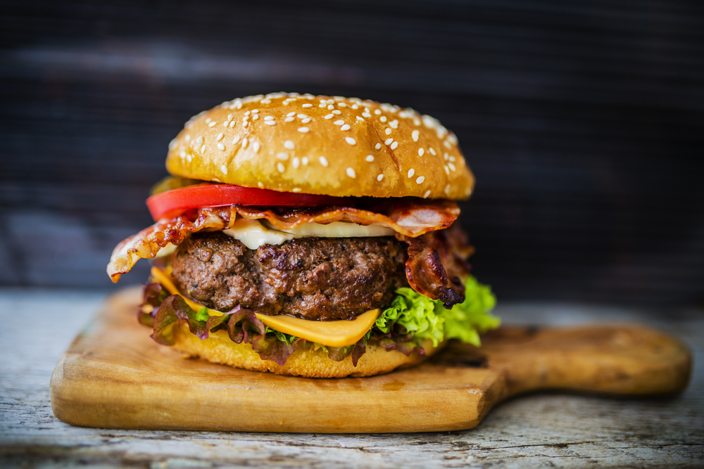 V sobotu slavíme Den hamburgerů. Rozpalte gril!