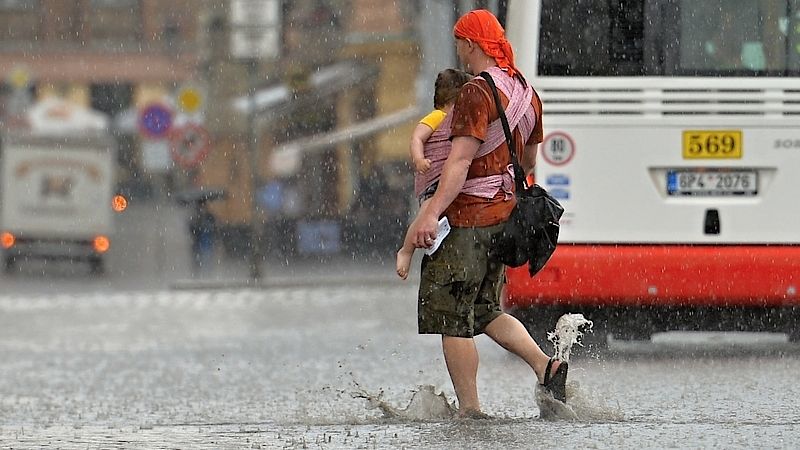Po tropických teplotách přijdou v sobotu silné bouřky s kroupami a větrem