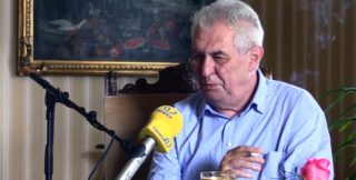 VIDEO: Protikuřácký zákon je nesmyslný, prohlásil prezident Zeman. S&nbsp;cigaretkou v&nbsp;ruce