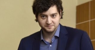 Začal soud s&nbsp;Američanem, který v&nbsp;Brně zavraždil své příbuzné. Odmítá vypovídat