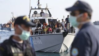 ZPRÁVY: Na&nbsp;potopené lodi u&nbsp;Kréty bylo 700 migrantů, 300 zatím zachráněno