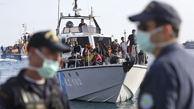 ZPRÁVY: Na potopené lodi u Kréty bylo 700 migrantů, 300 zatím zachráněno
