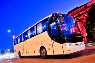 AKTUÁLNĚ! Český autobus ve Francii zasáhly střely, šest lidí zranily střepy