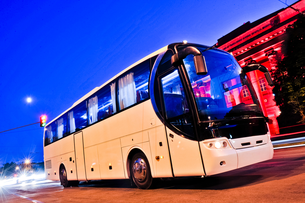 AKTUÁLNĚ! Český autobus ve Francii zasáhly střely, šest lidí zranily střepy