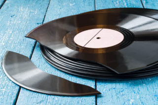 Pošťačka přeložila vinylovou desku! Nevešla se totiž do schránky