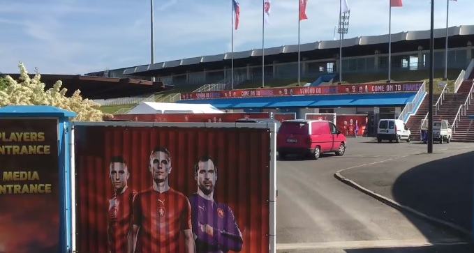 VIDEO: Fotbalisté odletěli do Francie. Podívejte se, jaké tam budou mít zázemí!