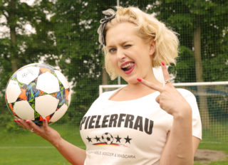 Miluna vyučuje fotbal: Poradí klukům z&nbsp;nároďáku, jak kopat roh!