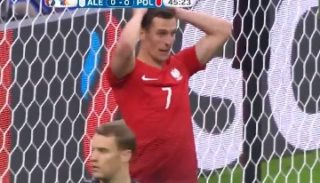 VIDEO: Mohl být za hrdinu, teď se polskému packalovi fotbalový svět směje
