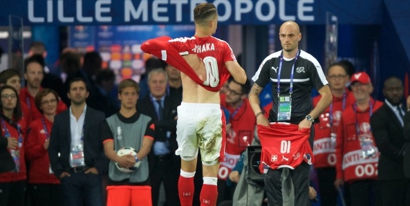 VIDEO: Nula branek ale čtyři roztržené dresy! Kustod Švýcarska měl víc práce než jejich brankář