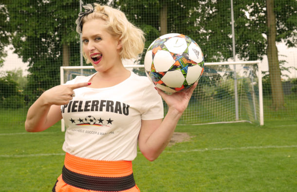 VIDEO: Miluna vs. fotbal. Nejdůležitější je účes! Jen se podívejte na&nbsp;Turky!