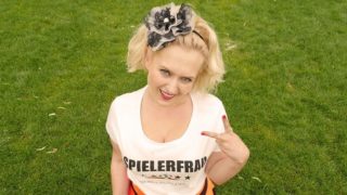 VIDEO: Miluna vs. fotbal. Ukáže, jak zpracovat míč na&nbsp;prsou! Kdo jiný by to měl umět!