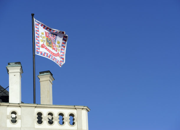 Mluvčí prezidenta pro&nbsp;Frekvenci 1: Rozstříhání prezidentské standarty je prasárna!