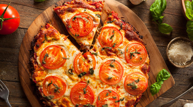 RECEPT FREKVENCE 1: Jenom 5 přísad a&nbsp;vykouzlíte dietní pizzu. Bez karbohydrátů!