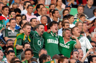 VIDEO: Nejlepší fotbaloví fanoušci ME – tancují s&nbsp;reportéry i&nbsp;jeptiškou a&nbsp;dítěti zpívají ukolébavku!