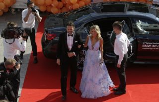GALERIE: Na&nbsp;zahájení festivalu ve Varech nejvíce zářili Jágr s&nbsp;přítelkyní!