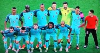 VIDEO: To je drzoun! Podavač míčů se postavil k&nbsp;Portugalcům a&nbsp;pózoval fotografům!