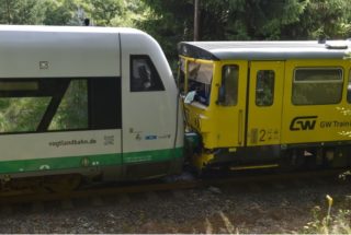 U Rotavy se srazily dva osobní vlaky! Sedm lidí se zranilo