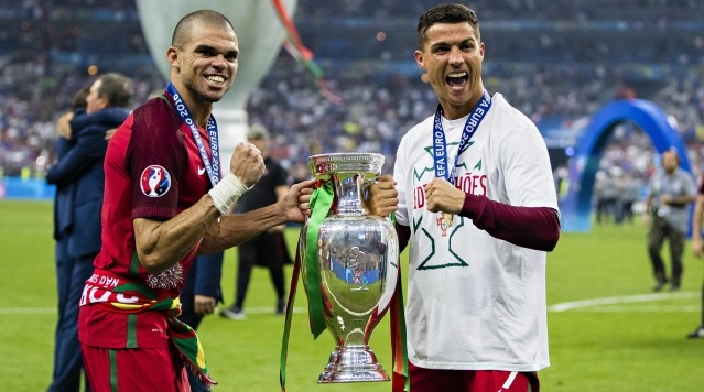 FOTBAL: Ronaldo skončil v slzách na nosítkách, spoluhráči ale zabojovali o zlato i za něj