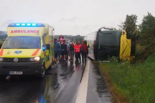 U Písku havaroval autobus s&nbsp;48 dětmi! Devatenáct jich je zraněných