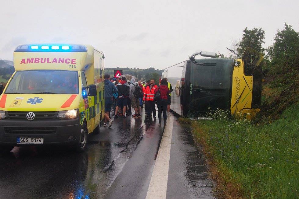 U Písku havaroval autobus s 48 dětmi! Devatenáct jich je zraněných