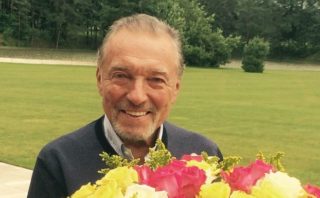 FOTO: Takhle slaví Karel Gott! Podívejte se na&nbsp;opáleného Mistra s&nbsp;květinou