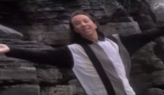 VIDEO: Zatančete si v&nbsp;práci při&nbsp;legendárním hitu Everybody!
