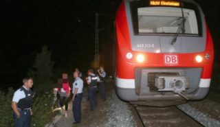 U útočníka z&nbsp;vlaku do Würzburgu se našla vlajka Islámského státu!