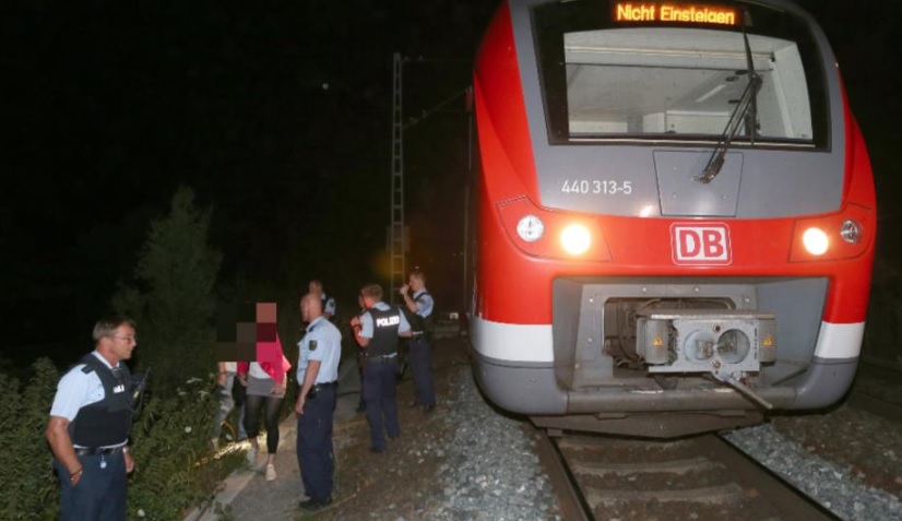 U útočníka z vlaku do Würzburgu se našla vlajka Islámského státu!
