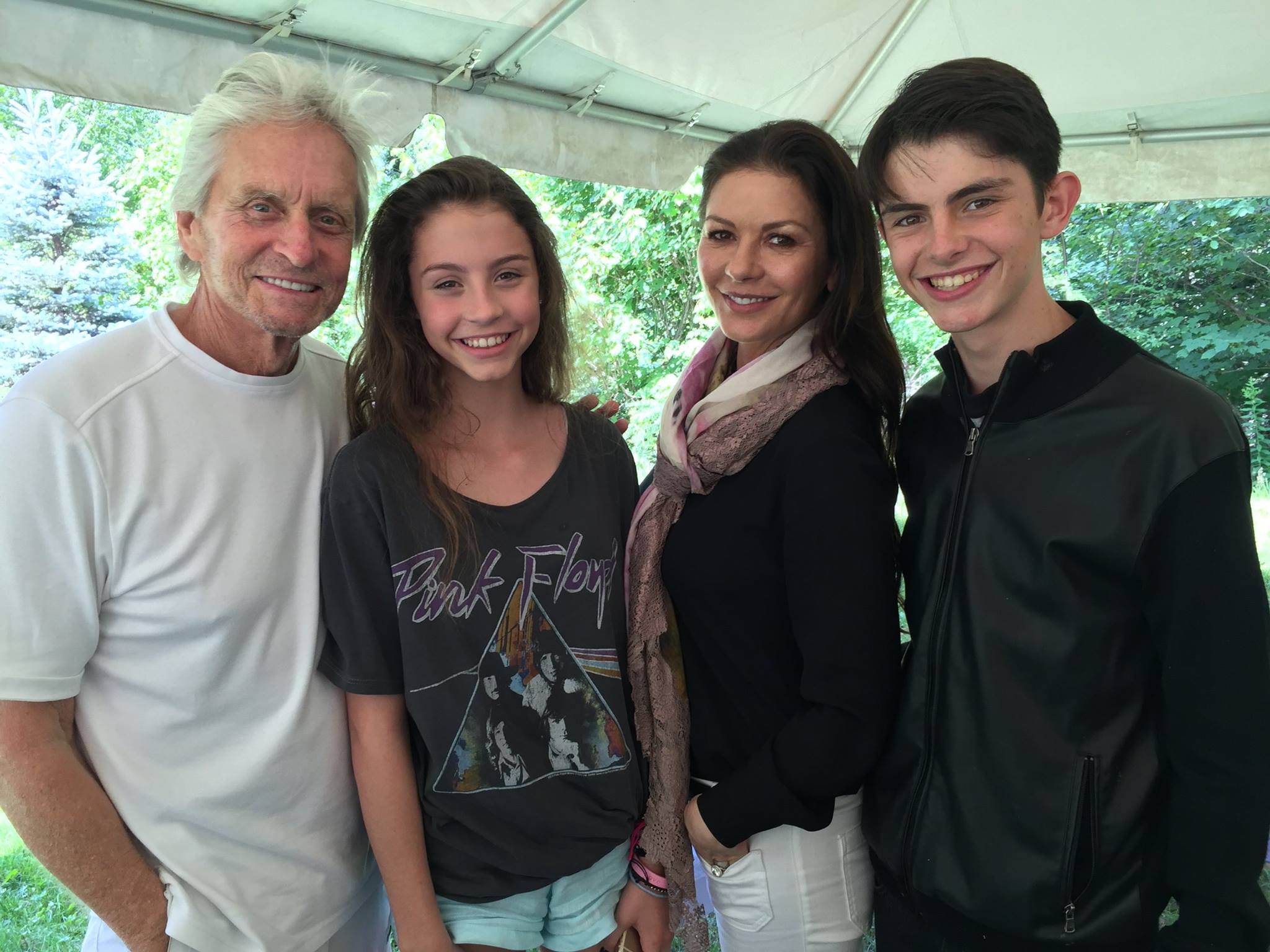 FOTO: Michael Douglas přijel na&nbsp;tábor za svými dětmi! Podívejte se