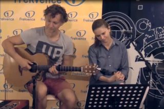 VIDEO: Zpěvačka Lenka Nová a&nbsp;její novinka Poslední noc. Živě na&nbsp;Frekvenci 1!