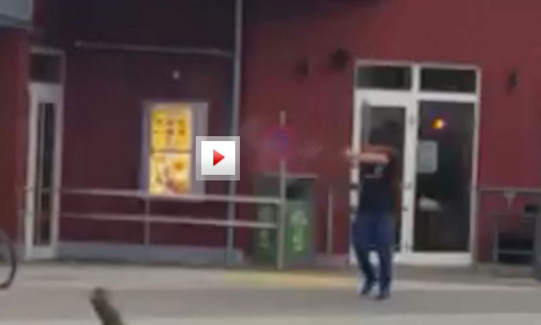 VIDEO: Takhle střílel útočník v Mnichově do lidí! Natočil ho kolemjdoucí