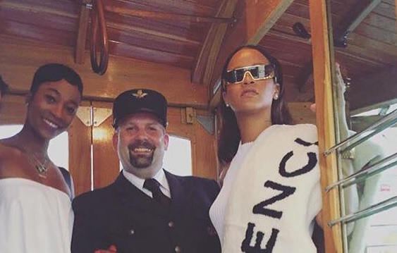 FOTO: Rihanna se v Praze projela historickou tramvají!