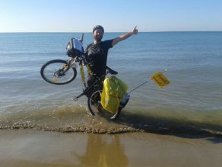 FOTO: Míra Michálek dojel do Bibione a&nbsp;v&nbsp;přímém přenosu se vrhl do moře! Poslechněte si to!