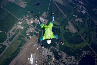 GALERIE A&nbsp;VIDEO: Parašutista Luke Aikins v&nbsp;USA seskočil bez padáku z&nbsp;výšky 7620 metrů