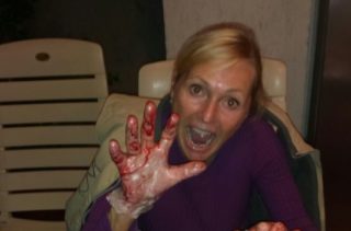 FOTO DNE: Helena Vondráčková od krve? Žádný strach, to jsou jen třešně!