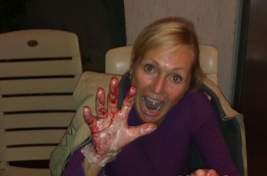 FOTO DNE: Helena Vondráčková od krve? Žádný strach, to jsou jen třešně!