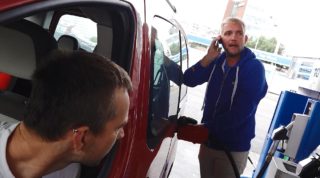 VIDEO: Rozdáváme Plnou nádrž zdarma! V&nbsp;Praze tankoval i&nbsp;Libor Bouček