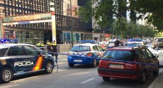 V obchodním centru ve Španělsku střelec pálil do lidí! Policie jej pronásleduje