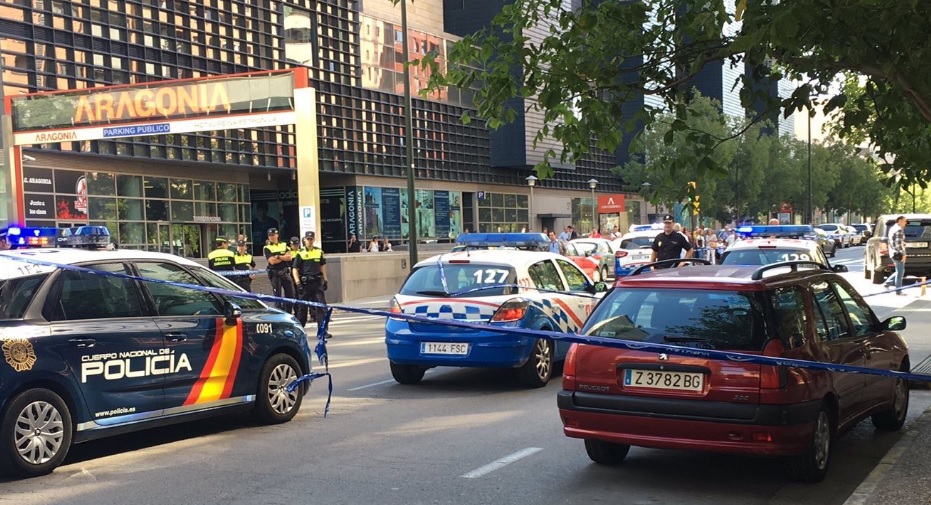 V obchodním centru ve Španělsku střelec pálil do lidí! Policie jej pronásleduje