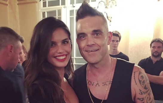 FOTO: Robbie Williams byl tajně v Praze! Vystupoval u nás na svatbě