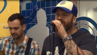 VIDEO: Eddie Stoilow živě zahráli na&nbsp;Frekvenci 1 píseň Sun Is Shinning! Mrkněte se