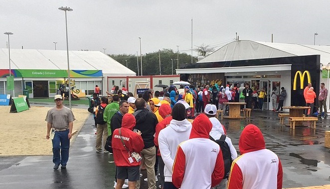 GALERIE: Sportovci a zdravá strava? V olympijské vesnici denně stojí fronty na hranolky