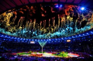 GALERIE: Karneval, sportovci v&nbsp;pláštěnkách, a&nbsp;Super Mario. Tak končily olympijské hry v&nbsp;Riu