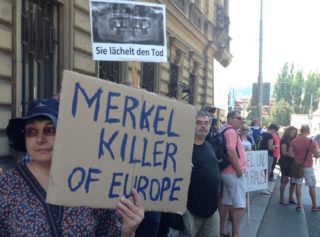 FOTO: V&nbsp;Praze je Merkelová – před úřadem vlády ji vypískali!