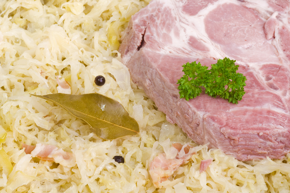 Babicovy recepty: Vepřové kotlety na&nbsp;zelí a&nbsp;švestkové koláče!