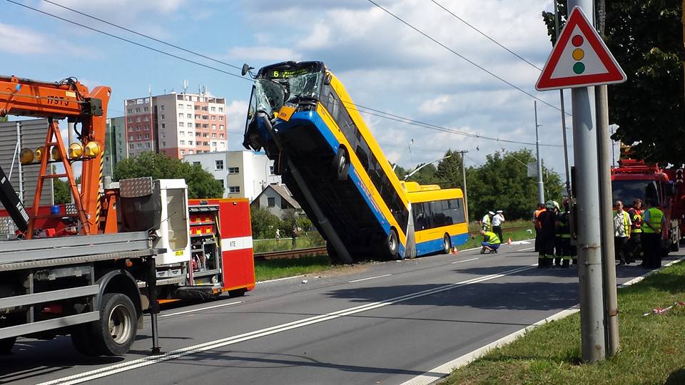 V Otrokovicích boural trolejbus! 13 lidí je zraněných