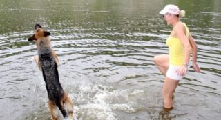 VIDEO: Takhle si Helena Vondráčková hraje s&nbsp;fenkou Elsou! Podívejte se
